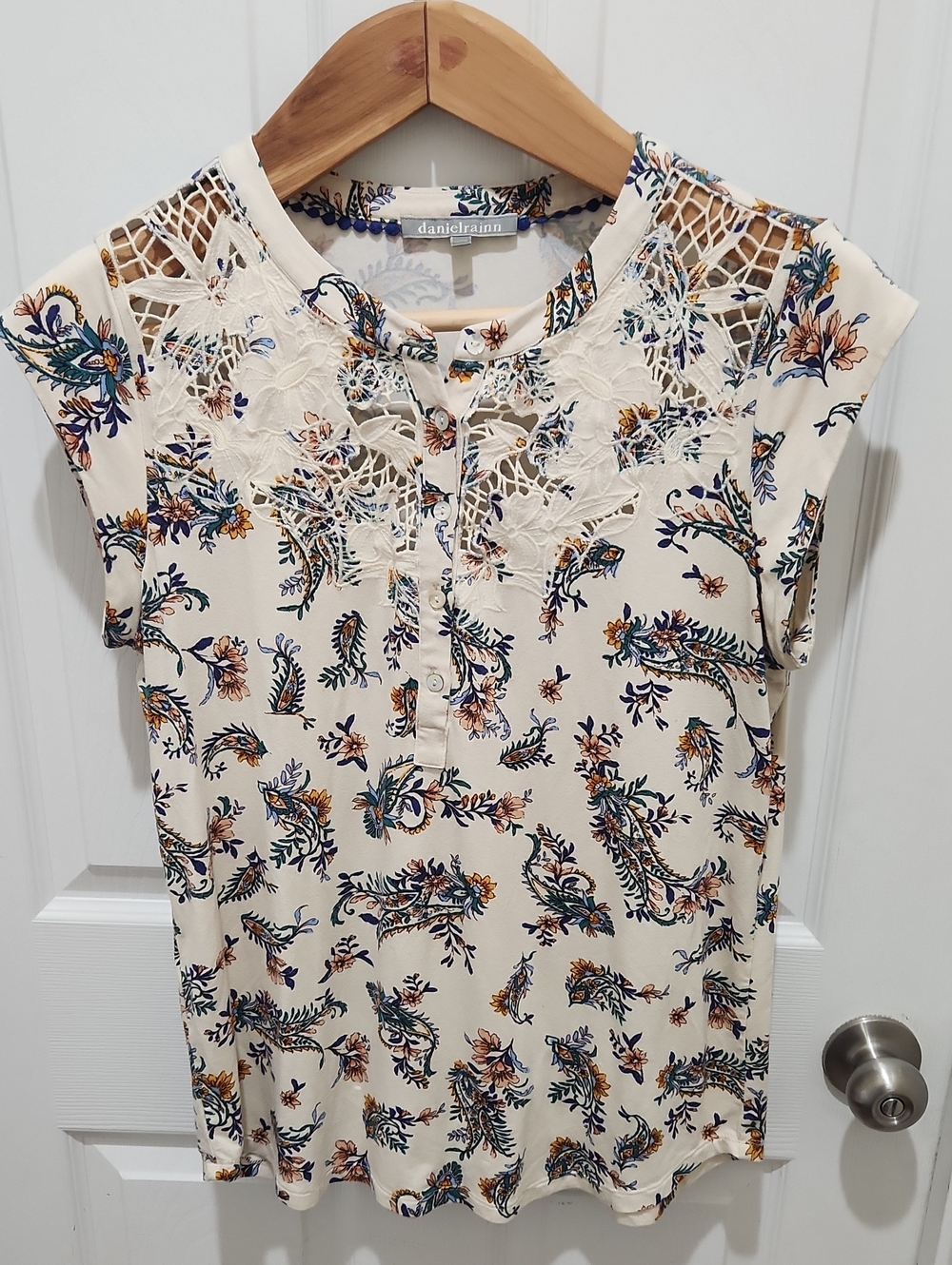 Daniel Rainn Cream Floral Lace Yoke Cap-Sleeve Blouse